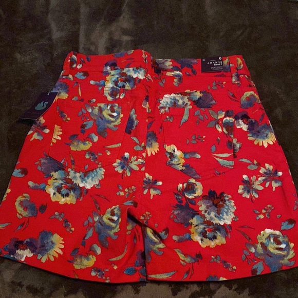 Gloria Vanderbilt size 6 - red spark - summer garden - Amanda short - Picture 2 of 2